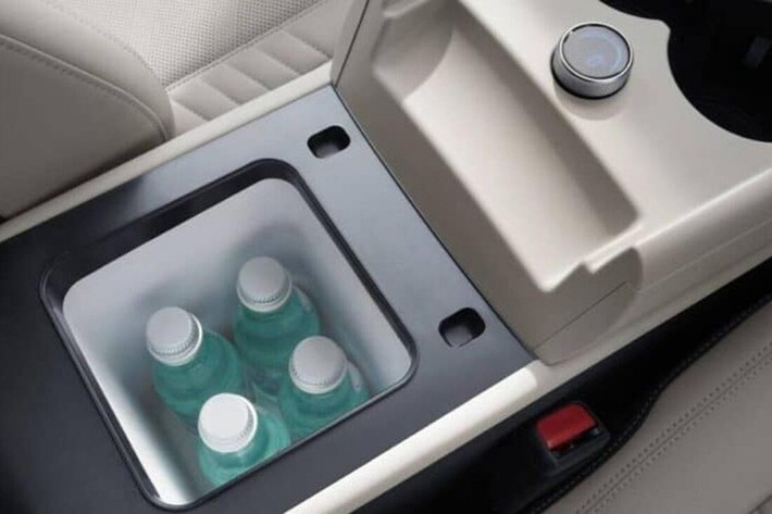Trang bị tiêu chuẩn của BYD Seal 6 EV gồm bảng đồng hồ kỹ thuật số 8,8 inch và màn hình thông tin giải trí 12,8 inch hoặc 15,6 inch, xoay 90 độ. Hệ thống âm thanh 6 hoặc 8 loa, ghế trước chỉnh điện kèm sưởi/thông gió, ghế lái nhớ vị trí, cửa sổ trời toàn cảnh có rèm chỉnh điện và hệ thống treo thích ứng DiSus-C tùy chọn cũng có mặt trên mẫu xe điện Trung Quốc này.