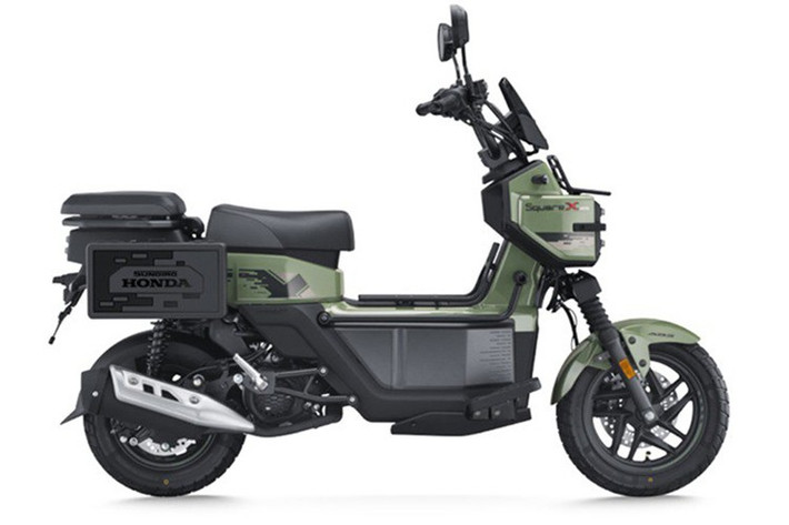 Hệ thống treo sau của xe sử dụng giảm xóc đôi, kết hợp với bộ lốp bán địa hình giúp xe vận hành ổn định cả trong điều kiện đường phố lẫn đường đất. Cụm đèn pha phía trước được thiết kế cực kỳ hiện đại với bốn bóng LED hình vuông, tích hợp sẵn trong phần quây đầu xe. Phuộc trước được bọc cao su chống bụi, vừa tăng độ bền vừa tôn lên vẻ hầm hố.