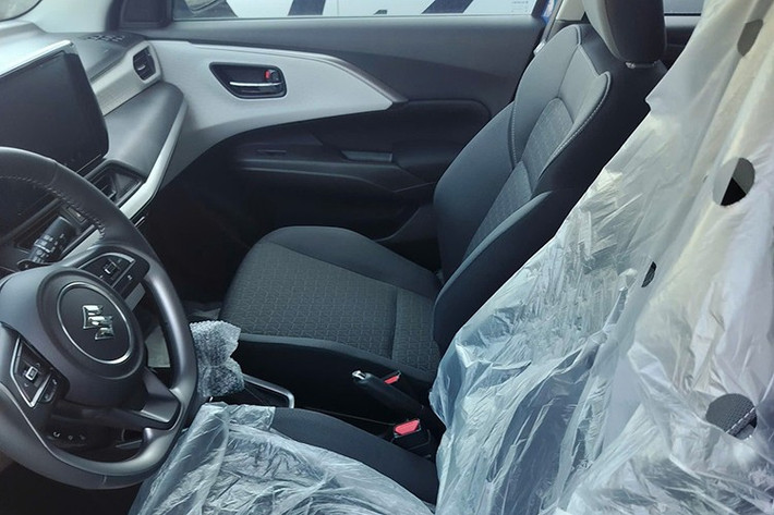 Khoang cabin của Suzuki Swift 2025 đã được hé lộ hoàn toàn. Màn hình cảm ứng trung tâm dạng nổi có kích thước 9,7 inch, kết hợp vô-lăng hai tông màu và ghế nỉ tích hợp chức năng sưởi - một trang bị hiếm thấy trong phân khúc.
