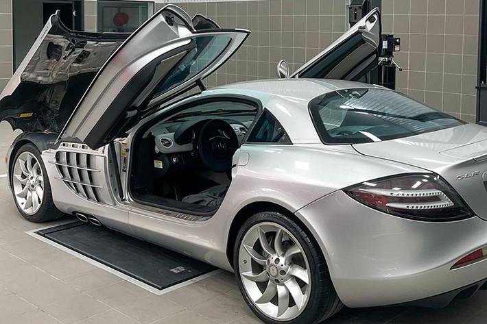 Đã 15 năm trôi qua, chiếc siêu xe Mercedes-Benz SLR McLaren vẫn chưa đổi chủ, dù đã có vài đại gia đưa ra các con số vô cùng ấn tượng, nhưng với chủ nhân xe hiện tại, nhiêu đó không đủ làm ông bận tâm, vì chỉ muốn giữ lại 1 số siêu xe, xe thể thao hàng độc nhất Việt Nam để chơi.