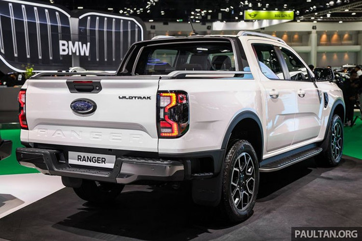 Ngoài ra, mẫu xe bán tải Ford Ranger Wildtrak V6 2025 mới còn sở hữu thùng hàng kèm ổ cắm điện 12V và 230V, cửa thùng hỗ trợ nâng hạ, logo V6 trên khe thoát gió và mâm hợp kim 20 inch hai tông màu kèm lốp 255/65.