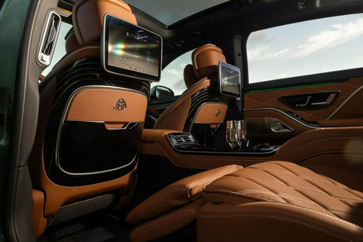 Cùng với đó là thảm sàn cao cấp với đường viền da Nappa màu nâu nhạt và logo Mercedes-Maybach thêu. Nhà sản xuất ôtô cũng đã hợp tác với các nghệ nhân để tạo ra một mùi hương độc đáo cho phiên bản đặc biệt này. Mùi hương được khuếch tán bằng hệ thống Air Balance và được cho là có chút hương gỗ tuyết tùng, cây bách và muối biển.