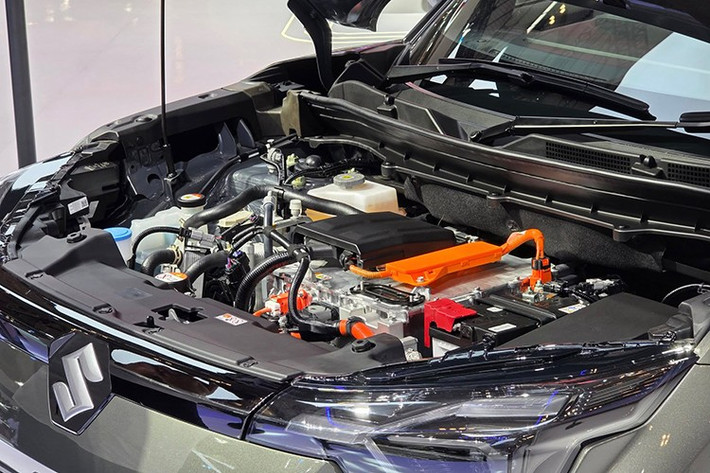e VITARA sử dụng nền tảng HEARTECT-e mới, được phát triển dành riêng cho xe điện, với hai tùy chọn hệ truyền động gồm bản dẫn động cầu trước (1 mô-tơ) và bản dẫn động bốn bánh toàn thời gian (2 mô-tơ).
