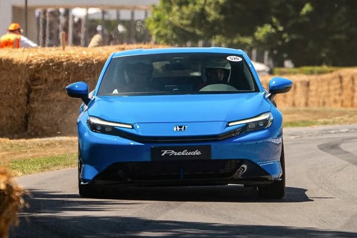 Sau gần một năm kể từ khi phiên bản concept được giới thiệu tại Nhật và Malaysia, Honda Prelude 2026 đang ngày càng tiến gần đến giai đoạn thương mại hóa. Với thiết kế đậm chất coupe thể thao, công nghệ hybrid tối ưu và cảm giác lái được chăm chút, Prelude được kỳ vọng sẽ đánh dấu sự trở lại ấn tượng của một trong những tên tuổi lừng lẫy nhất trong lịch sử xe thể thao Nhật Bản.