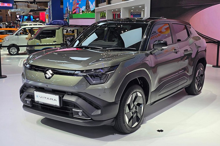 Suzuki e VITARA 2025 mới vừa ra mắt tại Triển lãm Ô tô Quốc tế GIIAS 2025 đang diễn ra ở Indonesia, đánh dấu bước ngoặt quan trọng khi là mẫu xe điện 100% đầu tiên của hãng. Xe được phát triển từ nguyên mẫu eVX và sẽ được sản xuất tại Ấn Độ thông qua liên doanh Maruti Suzuki.