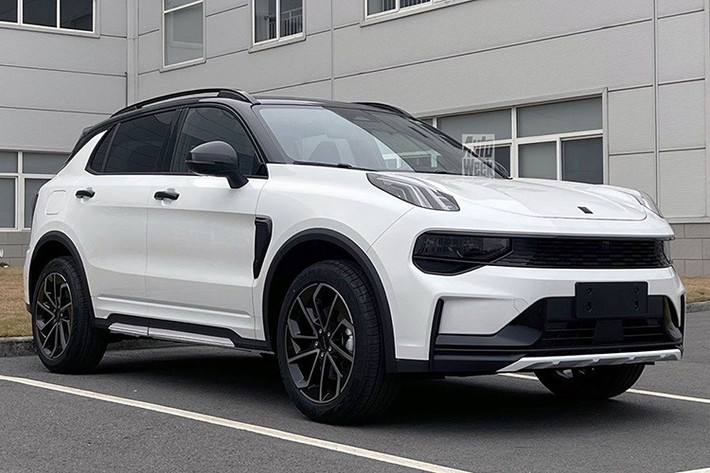 Mẫu xe SUV cỡ nhỏ Lynk & Co 01 hiện cũng đang được phân phối chính hãng ở thị trường Việt Nam. Tuy nhiên, so với xe ở Trung Quốc, Lynk & Co 01 đắt hơn nhiều với giá bán từ 999 triệu đồng.