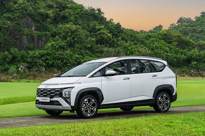 Hyundai Stargazer - mẫu MPV có giá khởi điểm thấp nhất phân khúc hiện cũng được hỗ trợ 100% lệ phí trước bạ, tương đương mức ưu đãi từ 49 - 60 triệu đồng cho mọi phiên bản.