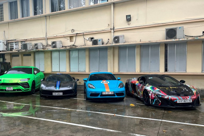Mặt bằng cực đẹp và trong showroom siêu xe này lúc nào cũng có các mẫu ôtô thể thao đắt đỏ trị giá hàng chục tỷ đồng của các thương hiệu như; McLaren, Ferrari, Lamborghini, Bentley hay Rolls-Royce túc trực nên thu hút giới nhà giàu mua sắm.