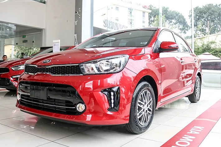 Kia Soluto giảm còn 386 triệu đồng Kia Soluto cũng là một trong những mẫu xe cỡ B đang có giá thực tế hơn 300 triệu đồng. Theo đó, bản MT giảm giá còn 376 triệu đồng, bản MT Deluxe giảm còn 397 triệu đồng, bản AT Deluxe giảm còn 422 triệu đồng.