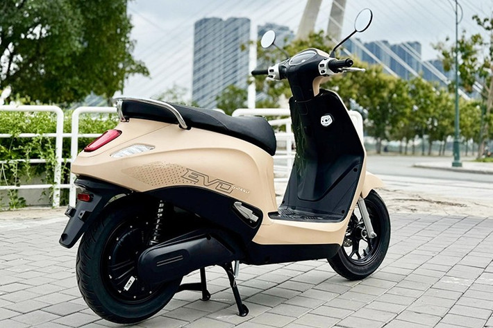 Phiên bản thường có giá 21 triệu đồng, đi kèm một pin chính dung lượng 2,4 kWh. Người dùng có thể mua thêm pin phụ với dung lượng tương đương để nâng quãng đường di chuyển tối đa lên 262 km, với chi phí bổ sung chỉ 5 triệu đồng, nâng tổng giá xe lên 26 triệu đồng nếu mua đủ hai pin.
