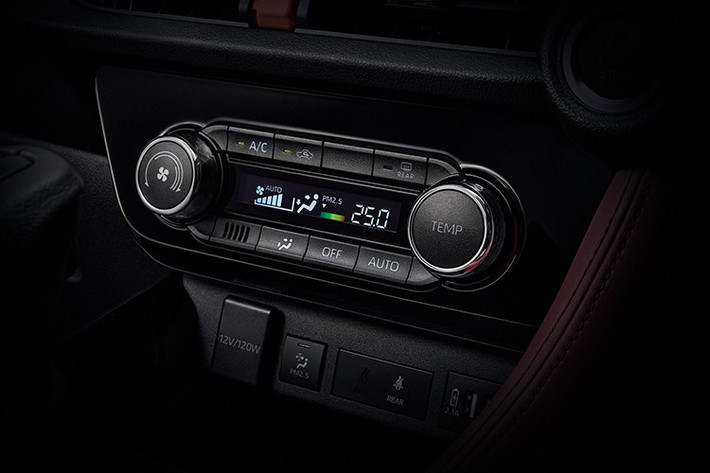 Về an toàn, Yaris ATIV Hybrid tiếp tục giữ vững lợi thế với hàng loạt công nghệ hiện đại. Bên cạnh các hệ thống cơ bản như: Cân bằng điện tử VSC; Kiểm soát lực kéo; TRC Hỗ trợ khởi hành ngang dốc; HAC Cảnh báo điểm mù (BSM) Cảnh báo phương tiện cắt ngang khi lùi (RCTA).