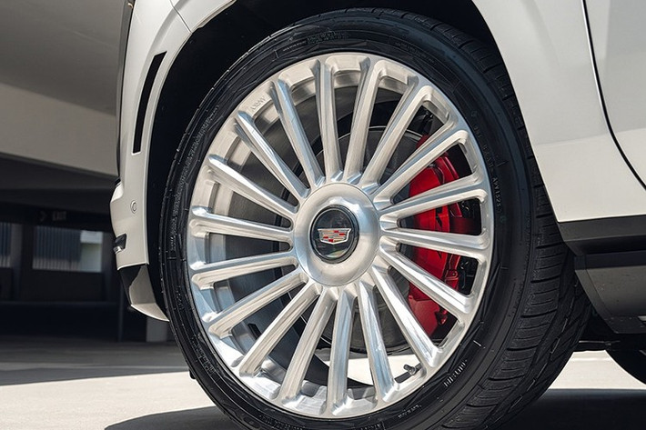 Escalade 2025 không chỉ gây ấn tượng bởi thiết kế mới mà còn bởi khả năng biến hóa ngoại hình theo gu thẩm mỹ cá nhân, khiến nó trở thành lựa chọn lý tưởng trong giới chơi xe cao cấp. Với bản độ mâm Monoblock từ ANRKY, chiếc SUV này xứng đáng là “ngôi sao đường phố” trong bất kỳ bối cảnh nào.