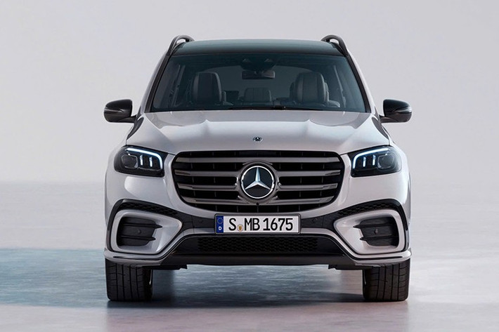 GLS 2025 không thay đổi hoàn toàn thiết kế mà chủ yếu tập trung vào các chi tiết tinh chỉnh. Cản trước nổi bật hơn nhờ lưới tản nhiệt lớn với 4 nan ngang màu bạc. Cụm đèn hậu phía sau cũng được thiết kế lại, mang đến diện mạo hiện đại hơn.