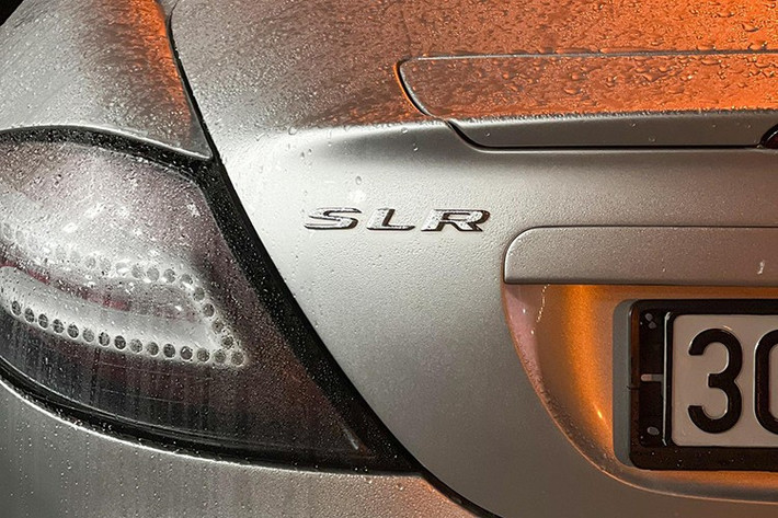 Để làm được điều này, chiếc siêu xe Mercedes-Benz SLR McLaren đã được trang bị khối động cơ V8 5,4 lít do AMG chế tạo, mang lại công suất 617 mã lực tại 6.500 vòng/phút và mô men xoắn cực đại 780 Nm tại 3.250 đến 5.000 vòng/phút, dẫn động cầu sau thông qua hộp số tự động 5 cấp.