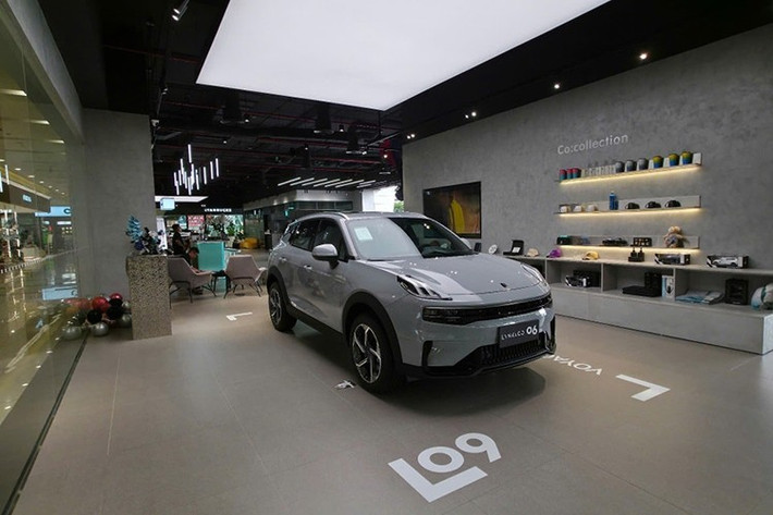Greenlynk Automotives - đơn vị phân phối chính thức thương hiệu Lynk & Co tại Việt Nam (thuộc Tasco Auto) - đã giới thiệu mẫu SUV đô thị mới Lynk & Co 06 Core Plus mới. Xe được niêm yết với mức giá 679 triệu đồng (đã bao gồm thuế VAT).