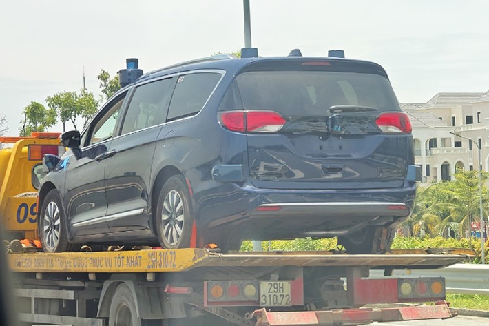 Đây không phải phiên bản mới nhất, khiến khả năng phân phối thương mại tại Việt Nam gần như bị loại trừ. Trên nóc xe xuất hiện hệ thống thiết bị LiDAR – công nghệ cảm biến thường thấy trên các mẫu xe tự lái. Điều này cho thấy, chiếc Pacifica nhiều khả năng không được nhập về để phục vụ nhu cầu tiêu dùng mà để nghiên cứu và phát triển công nghệ.