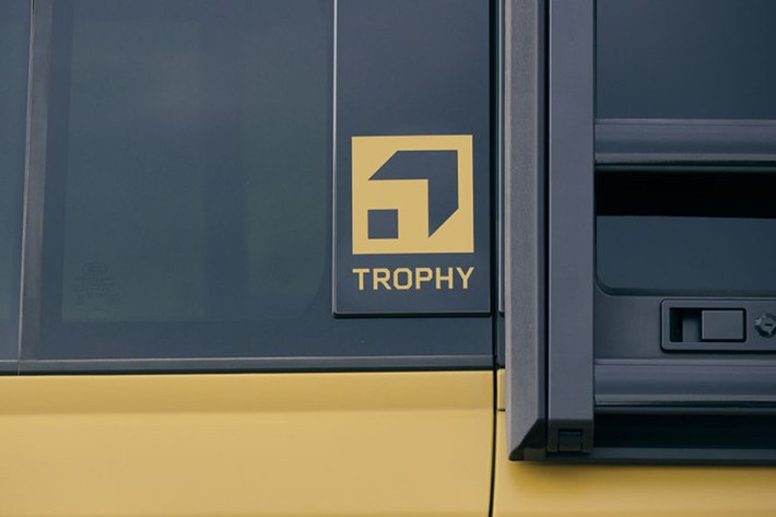 Land Rover còn cung cấp thêm nhiều tùy chọn phụ kiện để cá nhân hóa chiếc Trophy Edition, bao gồm baga mui Expedition Roof Rack, thang gấp, thùng chứa vật dụng gắn ngoài, tấm chắn bùn và ống thở… tất cả đều nhằm tối ưu hóa khả năng vượt địa hình cho những hành trình khám phá không giới hạn.