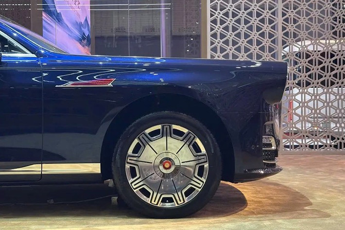 Hongqi Guoli là mẫu xe kế nhiệm của đàn anh L5. Bên cạnh Guoli, còn có ba mẫu xe khác là Guoyao, Guoya và Guoyue, tạo nên đội hình sản phẩm cùng mang thương hiệu Golden Sunflower. Ở phía trước, dàn xe thuộc dòng sản phẩm Golden Sunflower vẫn giữ thiết kế đặc trưng với lưới tản nhiệt dạng thác nước nằm dọc khổng lồ.