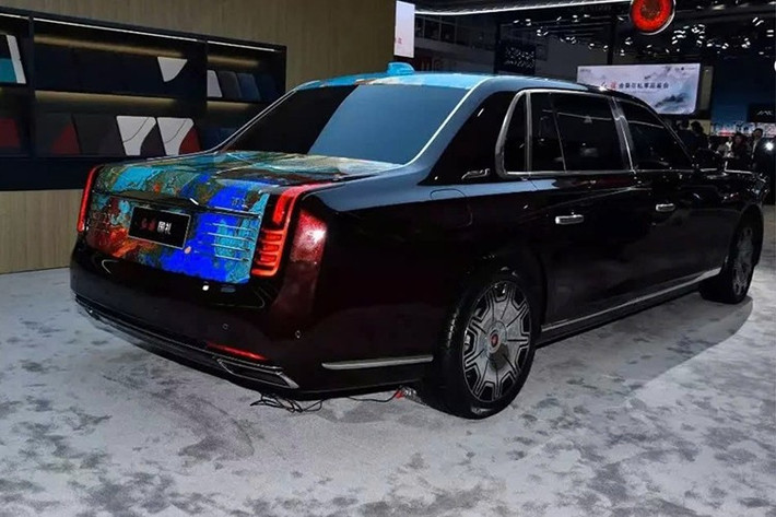 Chiếc xe mà đại gia Trung Đông đặt mua có ngoại thất phối hai tông màu xanh ngọc lam và trắng ánh trăng. Trong khi đó, nội thất của xe sử dụng tông xanh đậm với các chi tiết trắng tương phản.