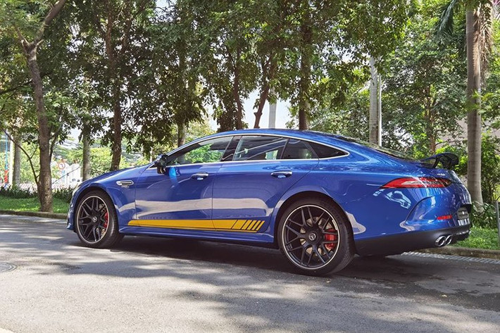 Theo các thông tin, AMG GT 53 4Matic+ từng có giá niêm yết lên tới 6,719 tỷ đồng. Sau nhiều lần điều chỉnh, hãng Mercedes-Benz Việt Nam đưa giá về mức 4,799 tỷ đồng. Tuy nhiên, để đẩy hàng tồn kho, các đại lý tiếp tục tung thêm ưu đãi, kéo giá xuống dưới 4 tỷ đồng.
