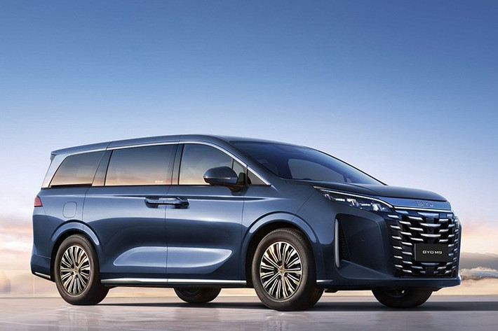 Đáng tiếc, xe không có các tính năng an toàn chủ động ADAS. Khi về Việt Nam, BYD M9 sẽ là đối thủ cạnh tranh của Kia Carnival, GAC M8 và Volkswagen Viloran. Tại thị trường Trung Quốc, mẫu xe này bán khá tốt với doanh số 2.611 chiếc vào hồi tháng 5/2025. BYD đang tận dụng đà tăng trưởng này để thúc đẩy chiến lược quốc tế.