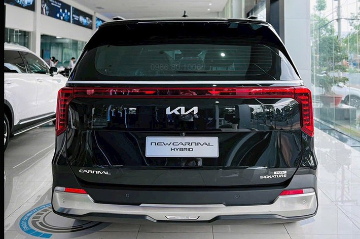 Từ những đặc điểm này, dễ dàng nhận ra đây chính là Carnival Hi Limousine - phiên bản từng gây chú ý tại Hàn Quốc. Mẫu xe này được dự đoán sẽ có khoang nội thất rộng rãi hơn nhờ trần cao, kèm theo nhiều tiện nghi vượt trội so với bản HEV.