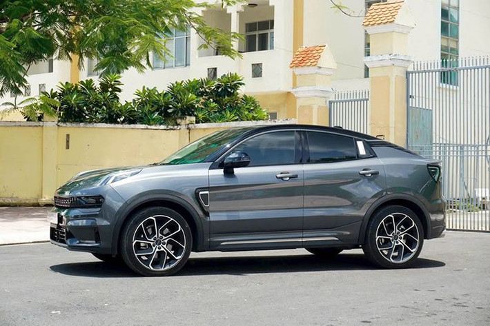 Trong khi đó, giá niêm yết của Lynk & Co 05 mới là 1,599 tỷ đồng. Nếu hoàn tất đăng ký và nộp các loại phí tại Hà Nội, người mua phải chi khoảng 1,8 tỷ đồng. Như vậy, lựa chọn mua chiếc xe cũ này có thể giúp tiết kiệm tới 380 triệu đồng.