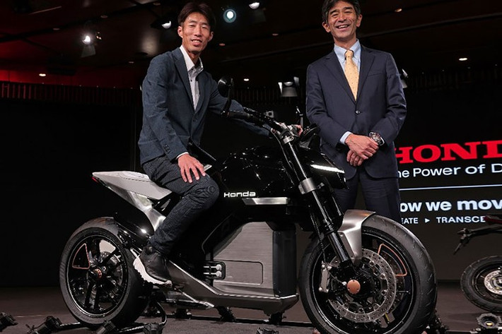 Theo những hình ảnh đầu tiên, mẫu xe môtô điện mới của Honda mang kiểu dáng nakedbike hiện đại, được phát triển dựa trên nền tảng ý tưởng EV Fun Concept từng gây ấn tượng mạnh trước đó.
