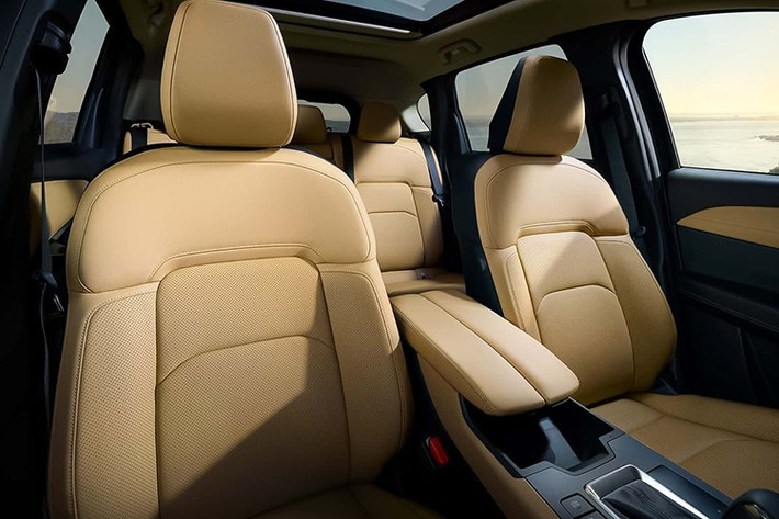 Bên cạnh đó, dòng xe mui trần MX-5 cũng được làm mới với thiết kế ngoại thất tinh chỉnh và nâng cấp động cơ xăng 4 xy-lanh, mang đến trải nghiệm lái đặc trưng vốn đã trở thành biểu tượng của Mazda trong suốt nhiều thập kỷ.