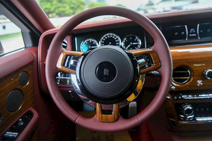 Nội thất xe siêu sang Rolls-Royce Phantom thế hệ thứ 8 được làm mới với điểm nhấn chính là chi tiết mang tên gọi The Gallery xuất hiện ở bảng táp-lô có thể được cá nhân hóa từ sơn dầu, gốm sứ, dùng lụa, lông vũ tạo hình hay thậm chí in 3D dát vàng.