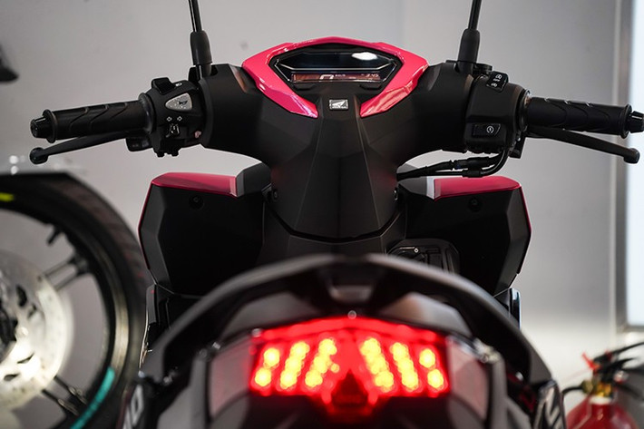 Honda Vario 125 "Made in Malaysia" cũng được tạo dáng phần yếm xe trước thể thao, kết hợp với cụm đèn pha LED vuông vức, đặt thấp. Trong khi dải đèn LED định vị vuốt cong, tạo hình chữ V trên yếm trước. Sàn để chân phẳng, yên xe lên khối