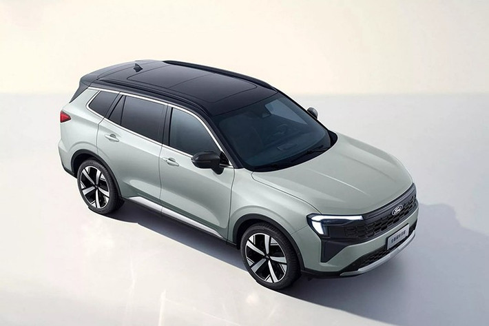 Dự kiến sẽ có mặt tại các đại lý Ford ở Brazil vào tháng tới, Territory nâng cấp cũng được thiết kế lại phần đầu xe, tương tự Equator Sport tại Trung Quốc. Tại khu vực này, xe bị loại bỏ cụm đèn pha chia đôi cũ. Thay vào đó là lưới tản nhiệt mới với họa tiết mạ chrome bắt mắt cùng cản trước và sau tái thiết kế.