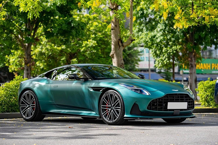 Ra mắt tại thị trường Việt Nam từ tháng 5/2024, DB12 là mẫu coupe thể thao kế nhiệm DB11 và cũng là sản phẩm mới nhất trong dải GT của Aston Martin. Đáng chú ý, đây hiện là chiếc Aston Martin DB12 duy nhất được nhập khẩu về nước.