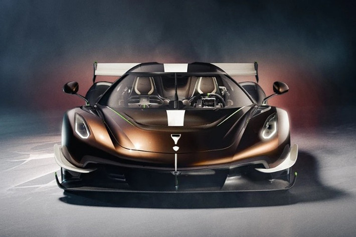 Koenigsegg cũng đã cải tiến cánh gió sau, trang bị cơ chế điều chỉnh hai chế độ. Ở tốc độ 250 km/h, chi tiết này tạo ra lực ép xuống khoảng 850 kg và có thể đạt mức tối đa 1.765 kg ở tốc độ cao hơn.