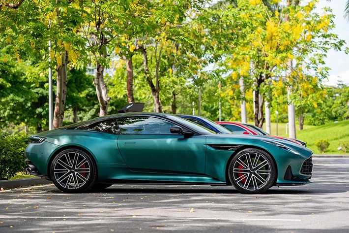 Theo tìm hiểu, giá khởi điểm của Aston Martin DB12 tại Việt Nam là khoảng 19,5 tỷ đồng, chưa bao gồm các gói tùy chọn cá nhân hóa. Chủ xe đã chi thêm hơn 3 tỷ đồng cho các option cao cấp, đưa tổng giá trị xe sau đăng ký lên gần 25 tỷ đồng. Như vậy, mức giảm giá 9 tỷ đồng, tương đương 36% chỉ sau 600km vận hành là con số khiến nhiều người bất ngờ.