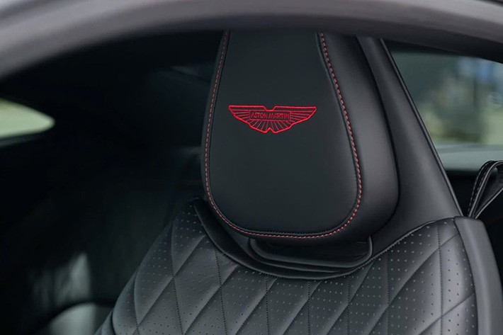 Các mẫu xe GT khác như Ferrari 812 Superfast hay Portofino M cũng chỉ xuất hiện số lượng rất hạn chế tại Việt Nam – mỗi mẫu chỉ có khoảng hai chiếc được nhập khẩu. Chính vì thế, dù đã giảm giá sâu nhưng việc tìm người mua cho chiếc DB12 không hề dễ dàng.
