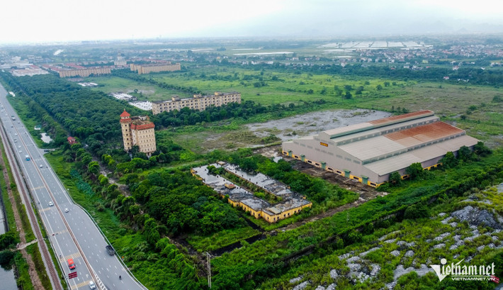 Mới đây, Trường Đại học Hà Hoa Tiên bị Bộ GD&ĐT đình chỉ hoạt động đào tạo các trình độ giáo dục đại học do vi phạm quy định tại điểm b và điểm đ khoản 1 Điều 101 Nghị định số 125/2024/NĐ-CP ngày 5/10/2024 của Chính phủ quy định về điều kiện đầu tư và hoạt động trong lĩnh vực giáo dục. Thời hạn đình chỉ là 12 tháng kể từ ngày 17/6/2025.