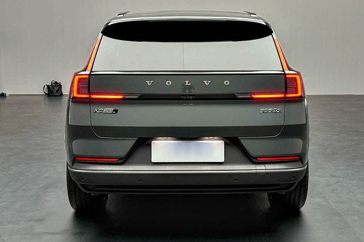 XC70 có khả năng chạy thuần điện hơn 200 km, phạm vi hoạt động kết hợp khoảng 1.200 km, tiêu thụ nhiên liệu 5,85 lít/100 km (chu trình WLTC) khi pin cạn. Xe có giá bán dự kiến khoảng 360.000 nhân dân tệ (khoảng 1,31 tỷ đồng).