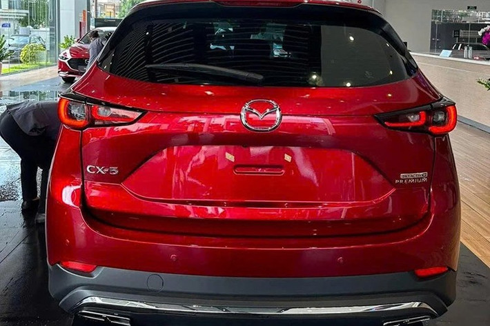 "Trái tim" của Mazda CX-5 Deluxe là động cơ xăng Skyactiv-G 4 xi-lanh, dung tích 2.0L với công suất tối đa 154 mã lực và mô-men xoắn cực đại 200 Nm. Động cơ đi với hộp số tự động 6 cấp và hệ dẫn động cầu trước.