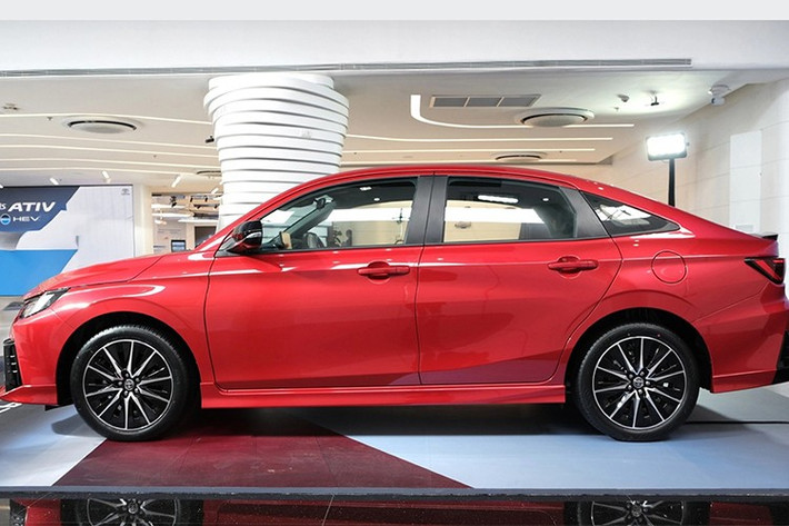 Mức giá khởi điểm của Toyota Yaris ATIV HEV tại Thái được công bố từ 719.000 đến 769.000 Baht (tương đương khoảng 516 đến 552 triệu đồng). Đây là mức giá ưu đãi được áp dụng trong giai đoạn ra mắt, kéo dài đến hết ngày 31/12/2025. Sau thời điểm này, giá xe sẽ tăng thêm 10.000 Baht (hơn 7,1 triệu đồng) cho mỗi phiên bản.