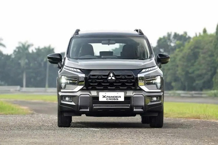 Cụ thể, Xpander và Xpander Cross 2026 vẫn giữ nguyên thiết kế tổng thể như phiên bản cũ. Để tạo cảm giác mới mẻ, hãng Mitsbishi đã bổ sung một số chi tiết ngoại thất cho xe như lưới tản nhiệt với thanh ngang màu bạc nối liền logo của hãng và các nan dọc bên dưới. Bên cạnh đó là cụm đèn pha màu khói, cản trước/sau và mâm hợp kim 17 inch với thiết kế 10 chấu mới.