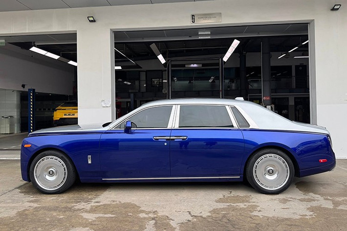 Rolls-Royce Phantom VIII gây ấn tượng mạnh với phần ngoại thất sơn xanh dương đậm kết hợp nắp ca-pô và mui sơn bạc ánh kim. Đây là loại sơn nằm trong chương trình Bespoke danh tiếng của Rolls-Royce – nơi mọi chi tiết đều được chế tác riêng theo yêu cầu khách hàng.