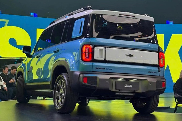Tại thị trường Brazil, mẫu xe điện Chevrolet Spark EUV 2025 giá rẻ sẽ có hai cấu hình nội thất là 4 chỗ và 5 chỗ. Khả năng cách âm của xe cũng đã được nâng cấp tốt hơn so với những chiếc xe bản máy xăng trước đó.