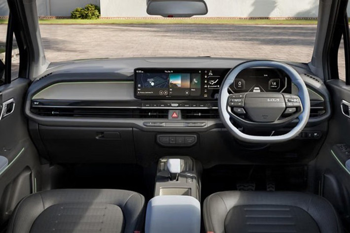 KIA vẫn chưa công bố thông số kỹ thuật chính thức nhưng nhiều khả năng Syros EV sẽ dùng pin từ Hyundai Inster EV, loại NMC dung lượng 42 kWh hoặc 49 kWh. Với gói pin lớn, tầm hoạt động đạt khoảng 370 km.