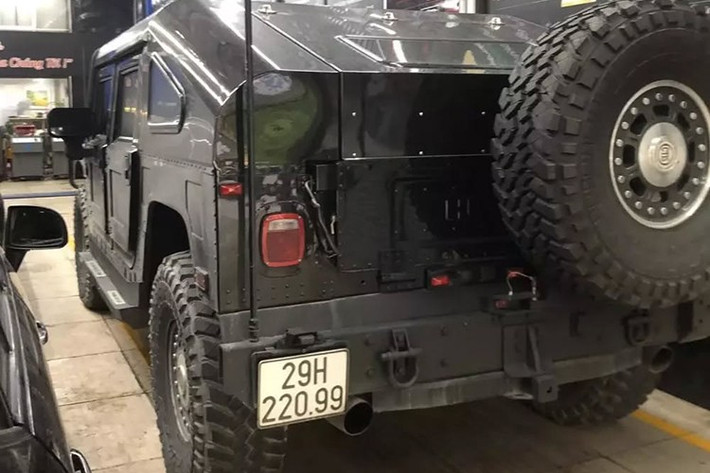 Tại Việt Nam, chiếc Hummer H1 Alpha độc nhất thuộc phiên bản bán tải, từng thuộc sở hữu của một nhóm chơi xe tại Hà Nội. Nhóm này cũng từng sở hữu một chiếc Hummer H2 độ độc đáo. Từng có thời gian “ẩn mình”, giờ đây chiếc xe đã xuất hiện trở lại trên thị trường mua bán xe đã qua sử dụng.