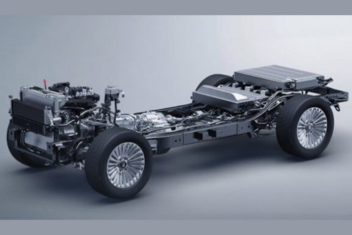 Phiên bản Hi4-T PHEV sử dụng động cơ 2.0T và động cơ điện, kết hợp với hộp số tự động 9 cấp 9HAT, cho tổng công suất 300kW (402 mã lực) và mô-men xoắn cực đại 750Nm. Động cơ 2.0T sản sinh công suất 180kW và 380Nm. Động cơ điện sản sinh công suất 130kW và 495Nm.