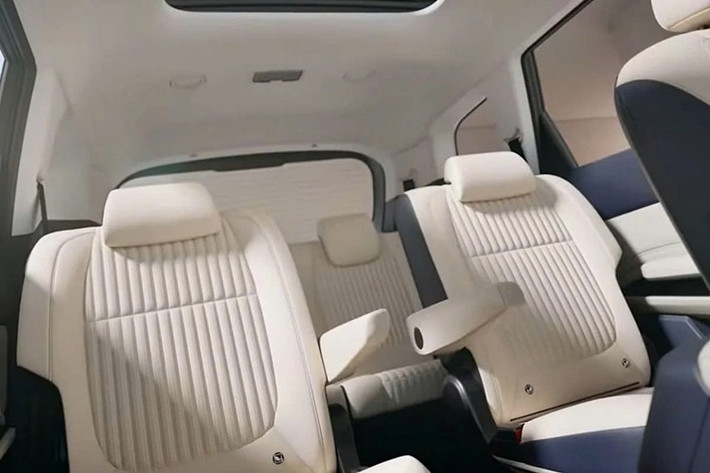 Về an toàn, mẫu MPV này đạt tiêu chuẩn hỗ trợ lái bán tự động cấp độ 2. Xe được trang bị gói công nghệ an toàn tiên tiến bao gồm kiểm soát hành trình thông minh có hỗ trợ dừng & đi, cảnh báo điểm mù, giữ làn chủ động,...