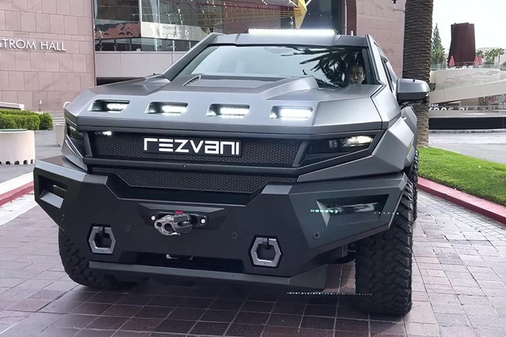 Rezvani Vengeance có 3 tùy chọn động cơ. Thứ nhất là động cơ dầu tăng áp 6 xy-lanh thẳng hàng của Escalade cho công suất 277 mã lực. Thứ hai là động cơ xăng V8 6.2L cho công suất 420 mã lực. Thứ ba là động cơ siêu nạp V8 6.2L cho công suất lên tới 690 mã lực. Tùy chọn động cơ siêu nạp. Động cơ đi cùng là hộp số tự động và hệ dẫn động 4 bánh toàn thời gian, giúp xe di chuyển tốt trong mọi địa hình phức tạp.