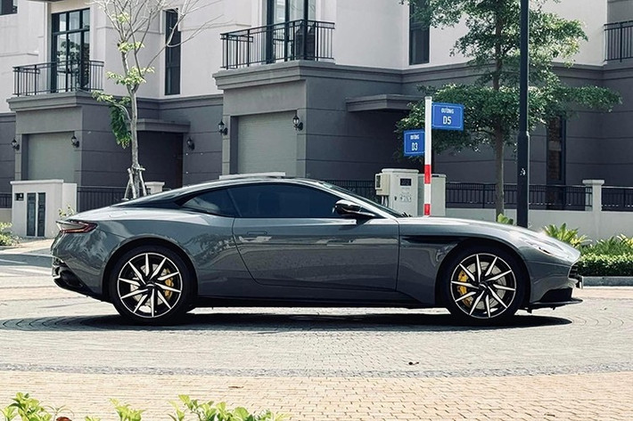 Theo đó, chiếc xe thể thao hạng sang Aston Martin DB11 V8 đã được 1 doanh nhân Hà Nội chốt đơn, đáng quan tâm là xe này từng định cư ở Hà Nội vài tháng trước khi bán vào Tp.HCM. Chỉ trong vòng 1 năm, chiếc xe thể thao Aston Martin DB11 V8 màu xám China Grey đã trải qua vài đời chủ.