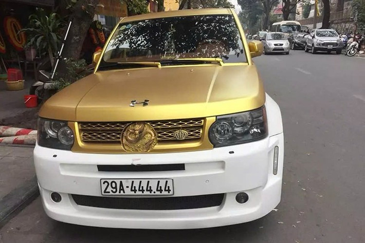 Không ít người yêu xe và yêu biển cho rằng đây là màn vịt hóa thiên nga được nhiều người ủng hộ nhất, ban đầu, biển số 29A-444.44 gắn cho Range Rover mạ vàng nhưng nay đã định danh, và đăng ký cho chiếc SUV siêu sang Mercedes-AMG G63 độ Brabus của đại gia Hà Nội.